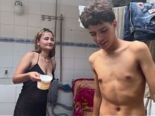 Mi madrastra y me ayuda a ba&ntilde_ar y mi hermanastra celosa se mete y me hacer correr en ella.