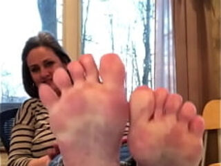 Hot mature Donna&#039_s thick, meaty soles and fat toes doing their magic for the first time ever on camera