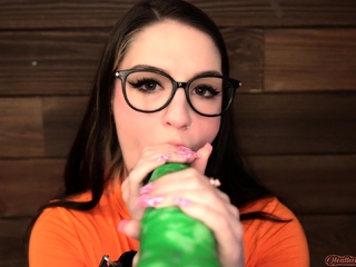Masturbating solo babe loves her toys