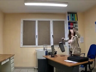 ma secretaire a forte poitrine aime l exhib