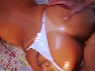 Fodendo cuzinho dessa putinha gostosa. V&Iacute_DEO COMPLETO.