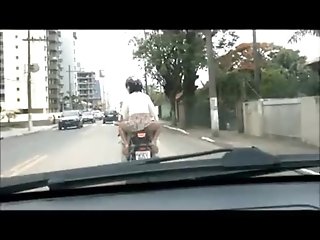 marido exibindo a esposa sem calcinha na rua de moto