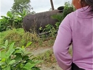 se ecxita en publico extremadamente arriesgado mientras pasa la gente